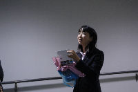添乗員さんにお礼の品が贈られた